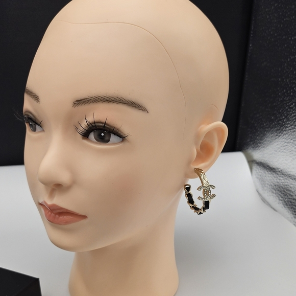 Brand new 2023 authentic Chanel cc hoops earrings with crystal & leather - Picture 14 of 17